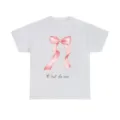 Detalle de camiseta gris de manga corta con gráfico de lazo rosa y estampado c'est la vie. - S / Lazo rosa en gris claro