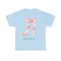 Camiseta de mujer azul claro de manga corta con lazo rosa tierno y estampado c'est la vie. - S / Lazo rosa en azul claro