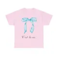 Maglietta rosa da donna a maniche corte con fiocco blu acquerello e stampa francese. - Taglia S / Fiocco blu in rosa