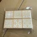 Set de sellos de madera vintage con patrones de encaje blanco, 6 piezas cuadradas para manualidades. - Juego de encaje cuadrado 4x4 en embalaje OPP