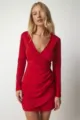 Robe rouge sexy col V profond manches longues vue détail, élégante mode automne chic. - S / Robes / Écarlate