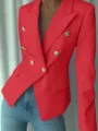 Detalle de primer plano del blazer rojo cruzado con botones dorados en relieve y talle entallado. - S / Tops / Rojo