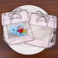 Süsse cartoon-förmige DIY Selbstverschlussbeutel mit handgemachten Blumen Anhänger und bunten Knöpfen. - Stil 02 (Gesamtlänge 10.6cm)