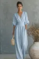 Gedetailleerd overzicht van elegante lichtblauwe jumpsuit met V-hals en wijde pijpen. - S / Jumpsuits / Lichtblauw