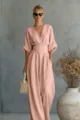Elegante roze jumpsuit met V-hals voor dames, met getailleerd ontwerp en chique mouwen. - Roze