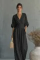Elegante zwarte jumpsuit met V-hals en tailleontwerp voor modieuze dameskleding. - Zwart