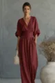 Gedetailleerd shot van elegante donkerrode jumpsuit met V-hals en brede taille. - S / Jumpsuits / Bordeauxrood