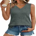 Vista detallada de la camiseta sin mangas de punto para mujer con cuello en V acanalado. - S / Tops / Fucsia