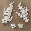 Dettaglio di accessori capelli con fiori di argilla bianca, orecchini sposa floreali - Set di Copricapo e Orecchini da 4 Pezzi (HS-J7516) / Bianco