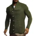 Vue détaillée du cardigan en tricot vert pour homme, avec col châle douillet et gros boutons. - M / Vert Militaire