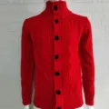 Cardigan tricoté rouge pour homme avec col montant, boutons noirs et motif torsadé élégant. - M / Rouge