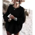 Vue détaillée du pull en tricot noir oversized pour femmes, pull ample manches longues. - S / Hauts / Noir