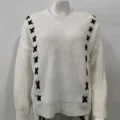 Vue de détail du pull en tricot blanc à col en V avec des surpiqûres noires. - S / Blanc