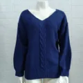 Gros plan détaillé du pull en tricot à torsades et col V pour femme en bleu foncé. - S / Bleu
