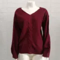 Détail de pull bordeaux à col en V torsadé montrant une texture en tricot et des manches. - S / Rouge