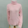 Détail de pull col roulé rose avec texture en tricot doux, manches longues et col côtelé. - S / Rose