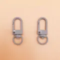 Metalen gelakte karabijnhaak sleutelhanger gedetailleerd overzicht, duurzaam zinklegeringsmateriaal. - 33mm*13mm / Grijs