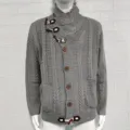 Detalle del elegante cárdigan gris para hombre con cuello alto y punto trenzado. - M / Gris