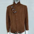 Vista detallada del cárdigan de punto marrón para hombre con cuello chal y botones. - M / Marrón
