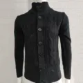 Cardigan en maille noire pour homme avec col montant, tissu torsadé douillet et boutons. - Noir