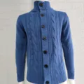 Gilet pull en maille matelassee col montant bleu pour homme avec gros boutons automne. - Bleu