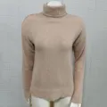 Vue détaillée d'un pull à col roulé uni classique à manches longues dans une teinte neutre. - S / Khaki Clair