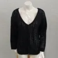 Vue détaillée du gilet en tricot ajouré noir, texture de pull à manches longues. - S / Noir