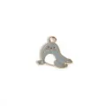 Primer plano de un bonito colgante de metal esmaltado de león marino para collares de bricolaje. - Delfín