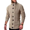 Heren gebreide kaki vest trui met opstaande kraag en grote knopen voor herfst en winter. - XL / Tops / Khaki