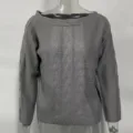 Detail de pull maille grise avec motif torsade texture et encolure bateau elegante. - S / Hauts / Gris