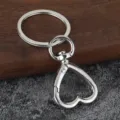 Detalle de llavero con mosquetón en forma de corazón de aleación de zinc resistente. - Plateado