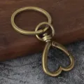 Accesorio llavero mosquetón corazón bronce, detalle de herraje de metal resistente. - Bronce Antiguo