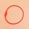 Dettaglio del portachiavi in cavo metallico rosso, anello in acciaio con chiusura a vite. - 5cm di Diametro / Rosso arancio diametro 5 cm