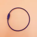 Anello portachiavi in filo blu, cappio in cavo metallico resistente per bracciali e chiavi. - 5cm di Diametro / Blu scuro diametro 5 cm