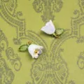 Détail de pendentif fleur de muguet perlé exquis, avec une feuille verte et un anneau doré. - Blanc laser nº 9