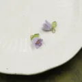 Pendentifs floraux violet clair avec feuilles vertes pour fabrication de bijoux DIY. - Mauve Clair