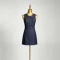 Donkerblauwe denim detailopname met traditionele Chinese knopen en stijlvolle contrast stiksels. - S / Blauw