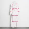 Vista detallada de un vestido blanco de manga larga con estampado de cuadros rosas y encaje. - L / Rojo