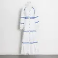 Primer plano del vestido blanco de manga larga con estampado de cuadros y encaje. - S / Azul