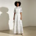 Robe longue blanche elegante en dentelle avec col montant et manches courtes chic. - S / Robes