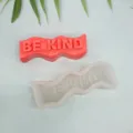 DIY κυματοειδές καλούπι σιλικόνης για κεριά και κόκκινο σαπούνι με BE KIND φράση - BE KIND