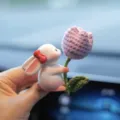 Süßes Cartoon-Kaninchen-Harz-Ornament mit lila gehäkelter Tulpe, perfekt für die Autodeko. - Umarmender Hase Form / Klarweiß