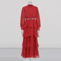 Robe longue rouge à manches longues et volants, broderie délicate sur le buste et fine ceinture. - M / Rouge