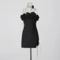 Detalle de vestido corto negro con volantes florales en 3D y abertura lateral chic. - S / Vestidos / Negro