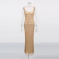 Vista detallada del vestido largo de red de lentejuelas brillantes con elegante escote cuadrado. - S / Dorado