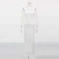 Largo vestido lencero de malla con lentejuelas blancas, detalle ajustado de cuello cuadrado. - S / Plateado