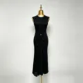 Détails de la robe noire sans manches, nœud à la taille et fronces, style élégant. - S / Noir