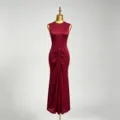 Détail de robe longue rouge sans manches, nœud drapé à la taille, design élégant et cintré. - S / Bordeaux