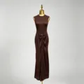 Vue détaillée de l'élégante robe longue marron sans manches avec un nœud à la taille. - S / Café