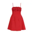 Dettaglio abito sottoveste rosso, con eleganti applicazioni 3D sul petto e finte tasche. - Taglia S / Rosso